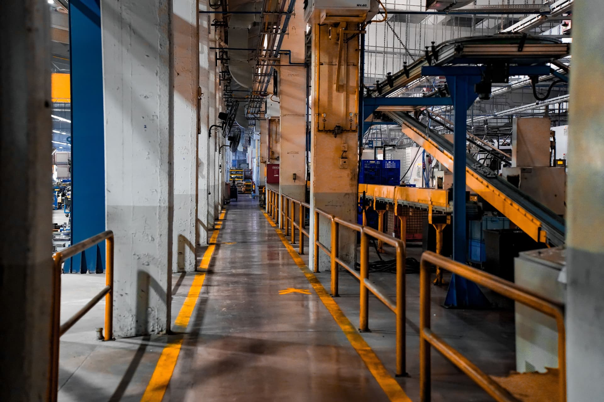 Demarcação de Piso Industrial: NR-26, Cores e Como Fazer Certo